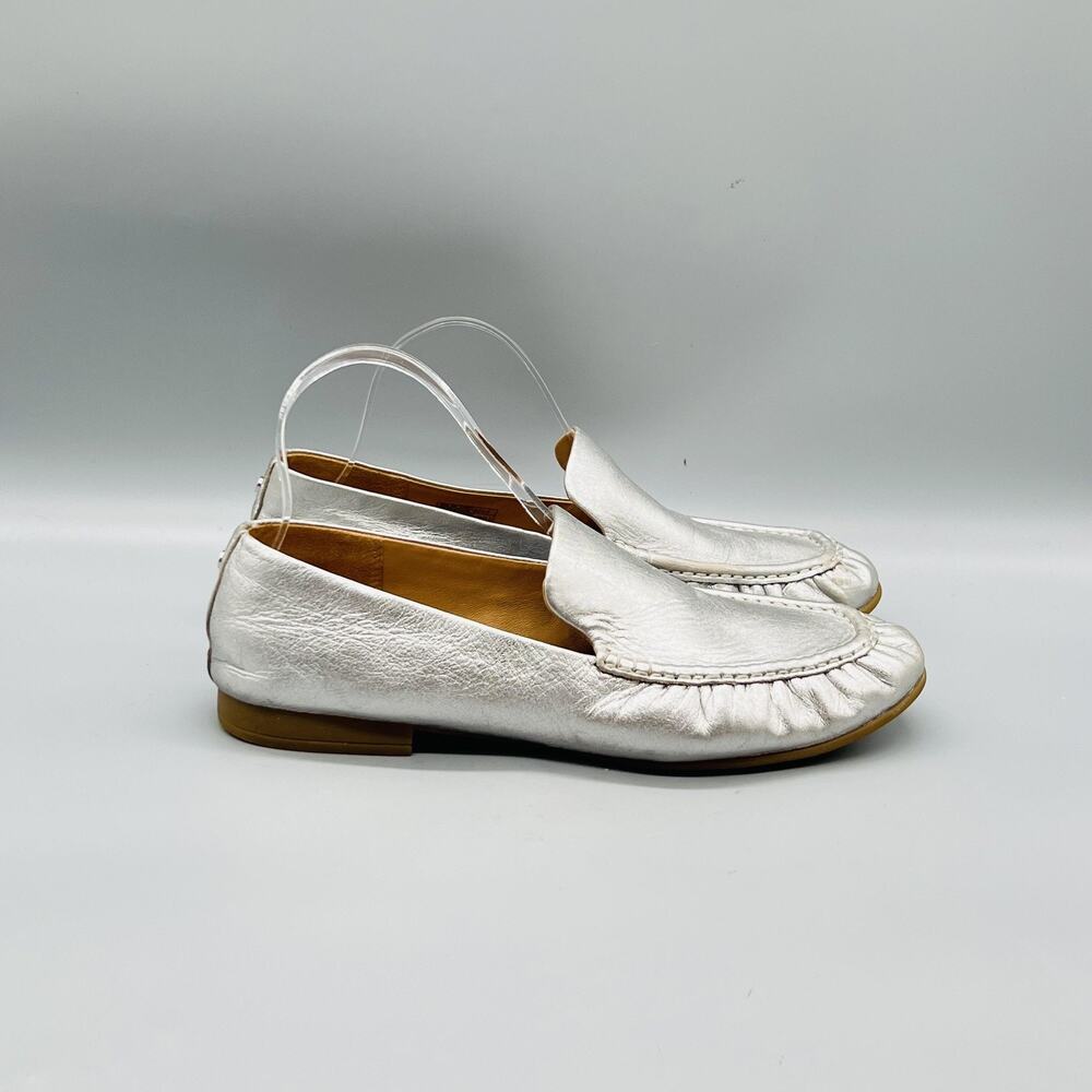 UGG Shoes Womens 9 Silver Leather Moccasin Loafer Flats Slip On Comfort Casual